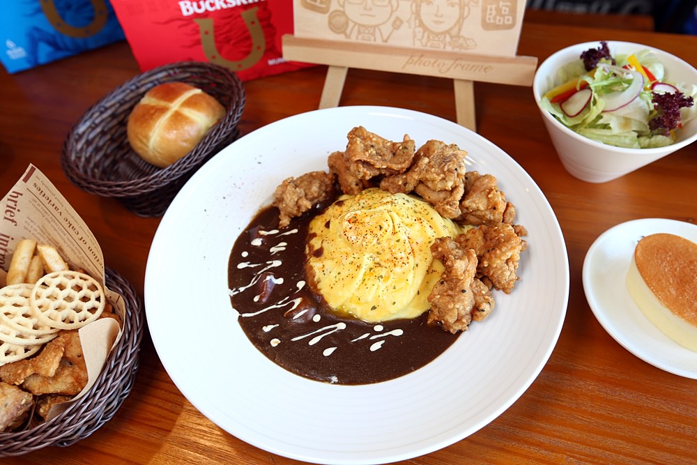 台中東山路美食 90小餐館 平價用心的溫馨小店 墨魷大隻好好吃 咖哩蛋包飯超日式風