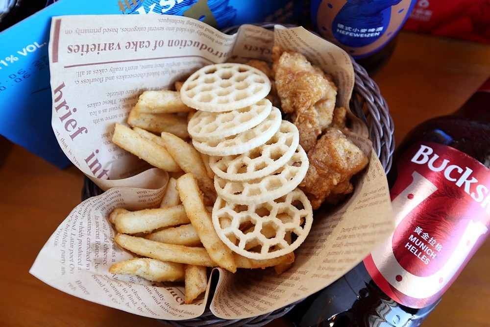 台中東山路美食 90小餐館 平價用心的溫馨小店 墨魷大隻好好吃 咖哩蛋包飯超日式風