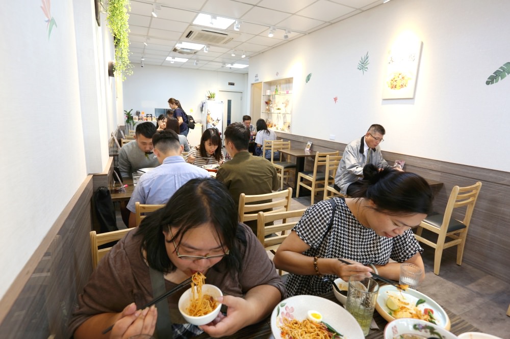 弄麵館 超有料小麵館 用老母雞和金華火腿煨出鮮美雞湯 滿滿小腸根本四神湯的肉骨茶