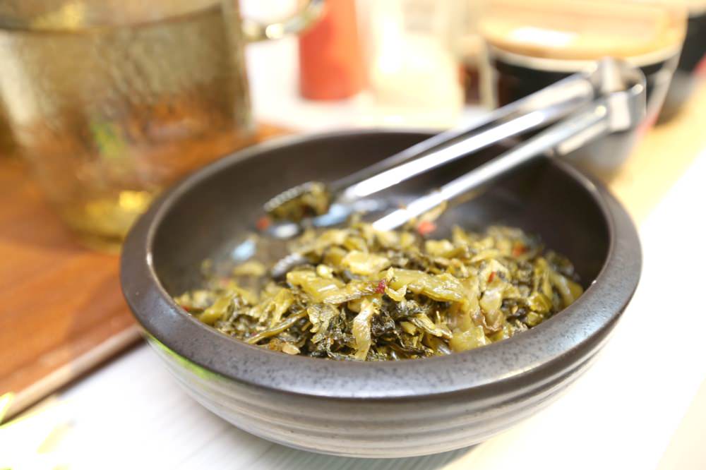 弄麵館 超有料小麵館 用老母雞和金華火腿煨出鮮美雞湯 滿滿小腸根本四神湯的肉骨茶