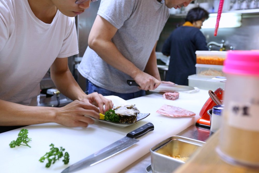 赤坂屋日式燒肉 台灣第一家燒肉店 用碳火烤好肉 嚴選日本和牛 必點厚切牛舌 簑衣無骨牛小排