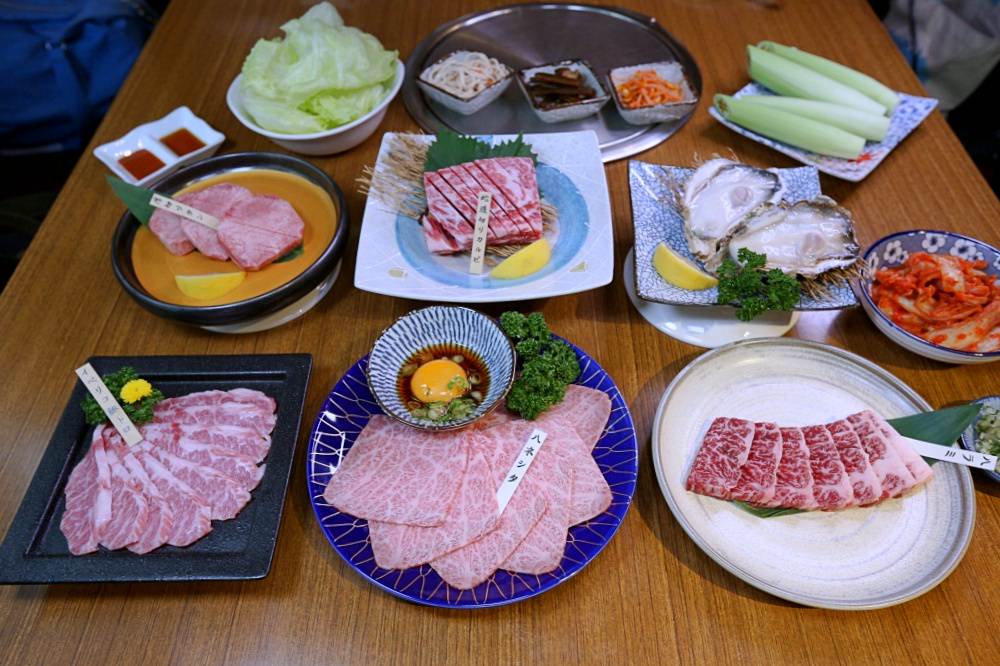 赤坂屋日式燒肉 台灣第一家燒肉店 用碳火烤好肉 嚴選日本和牛 必點厚切牛舌 簑衣無骨牛小排