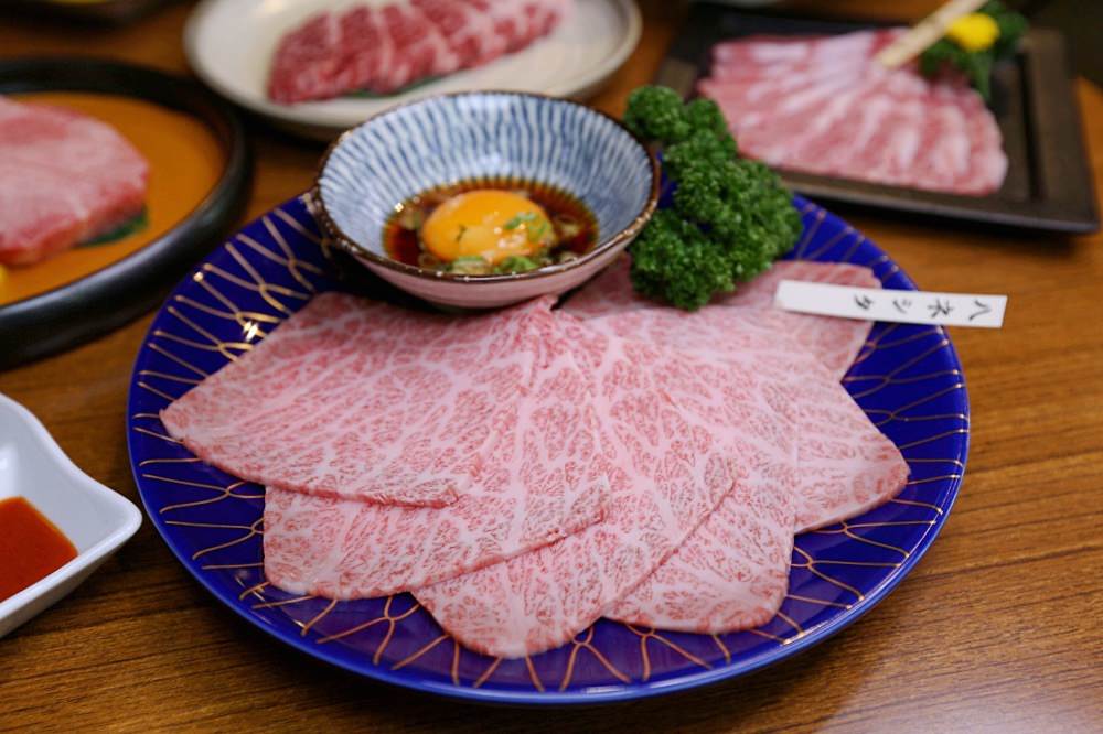 赤坂屋日式燒肉 台灣第一家燒肉店 用碳火烤好肉 嚴選日本和牛 必點厚切牛舌 簑衣無骨牛小排