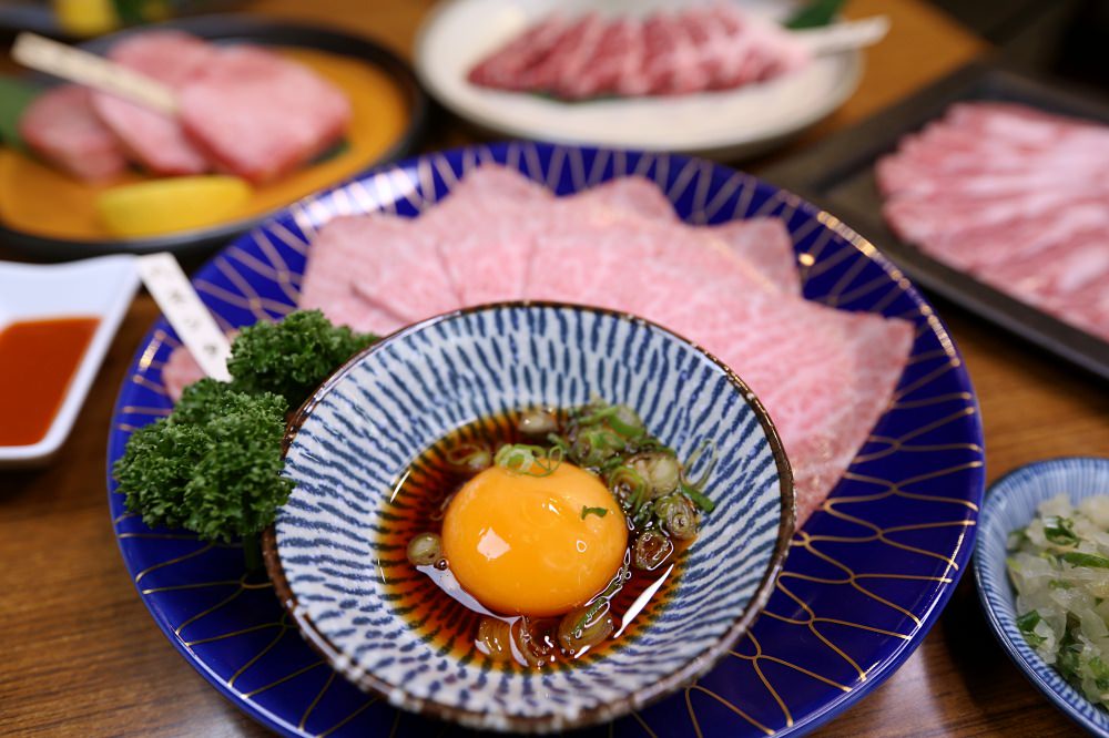 赤坂屋日式燒肉 台灣第一家燒肉店 用碳火烤好肉 嚴選日本和牛 必點厚切牛舌 簑衣無骨牛小排