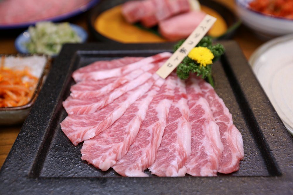 赤坂屋日式燒肉 台灣第一家燒肉店 用碳火烤好肉 嚴選日本和牛 必點厚切牛舌 簑衣無骨牛小排