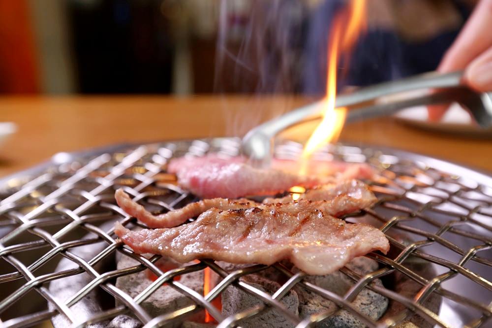 赤坂屋日式燒肉 台灣第一家燒肉店 用碳火烤好肉 嚴選日本和牛 必點厚切牛舌 簑衣無骨牛小排