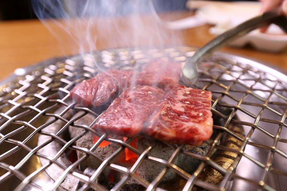 赤坂屋日式燒肉 台灣第一家燒肉店 用碳火烤好肉 嚴選日本和牛 必點厚切牛舌 簑衣無骨牛小排