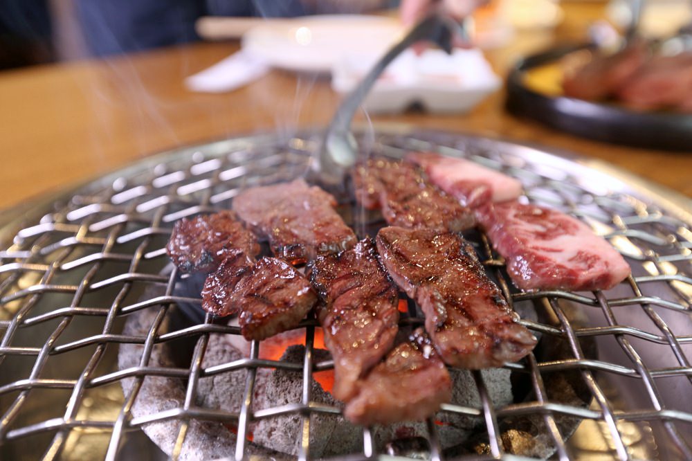 赤坂屋日式燒肉 台灣第一家燒肉店 用碳火烤好肉 嚴選日本和牛 必點厚切牛舌 簑衣無骨牛小排