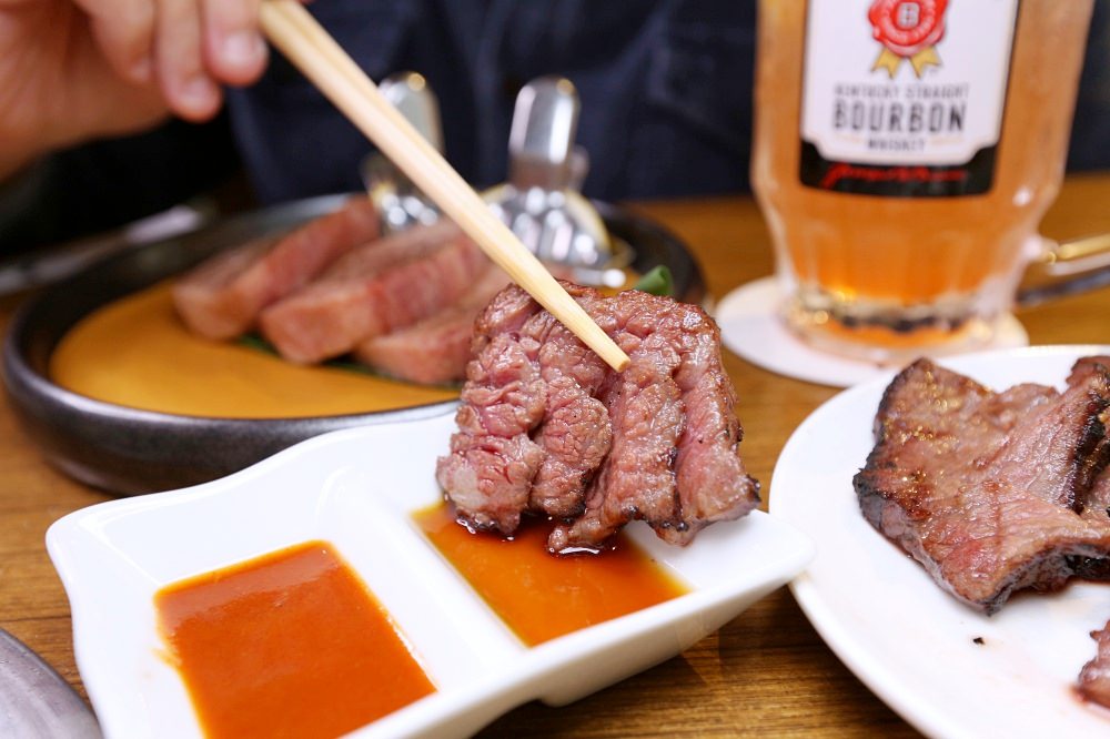 赤坂屋日式燒肉 台灣第一家燒肉店 用碳火烤好肉 嚴選日本和牛 必點厚切牛舌 簑衣無骨牛小排