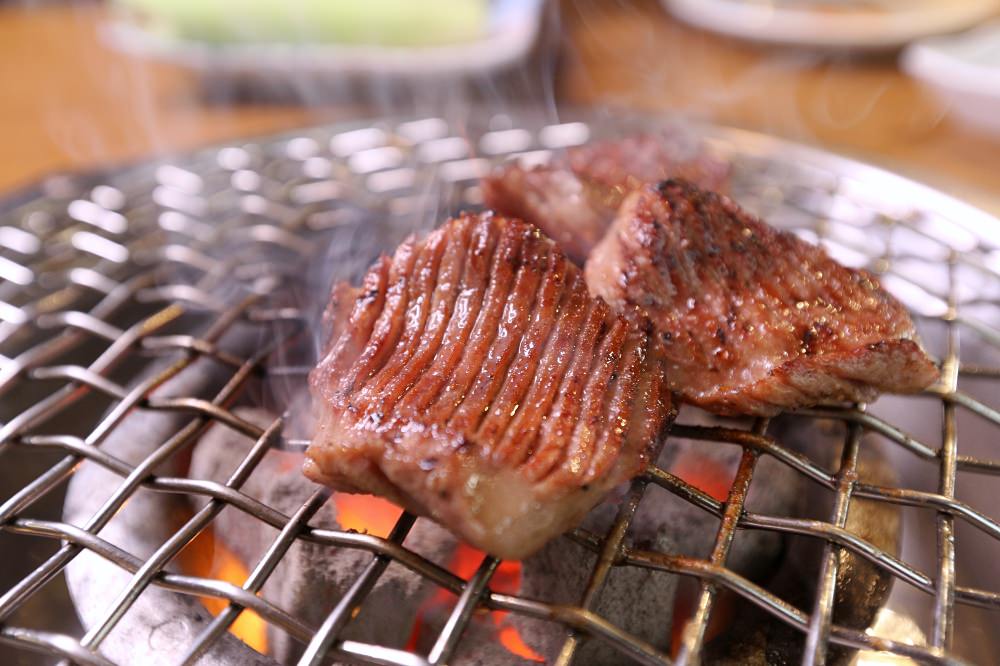 赤坂屋日式燒肉 台灣第一家燒肉店 用碳火烤好肉 嚴選日本和牛 必點厚切牛舌 簑衣無骨牛小排