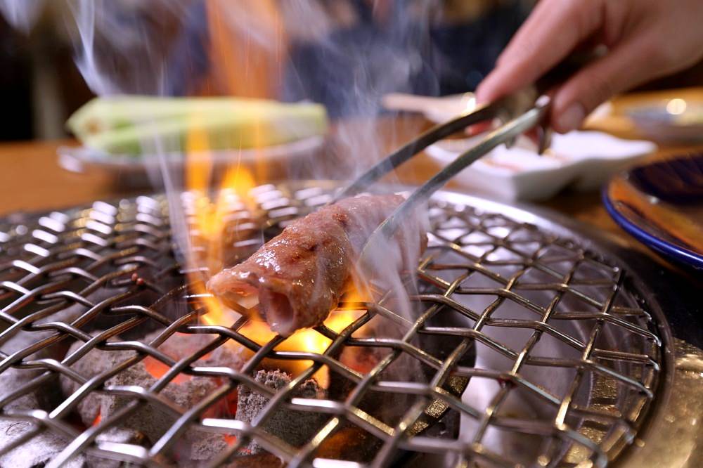 赤坂屋日式燒肉 台灣第一家燒肉店 用碳火烤好肉 嚴選日本和牛 必點厚切牛舌 簑衣無骨牛小排