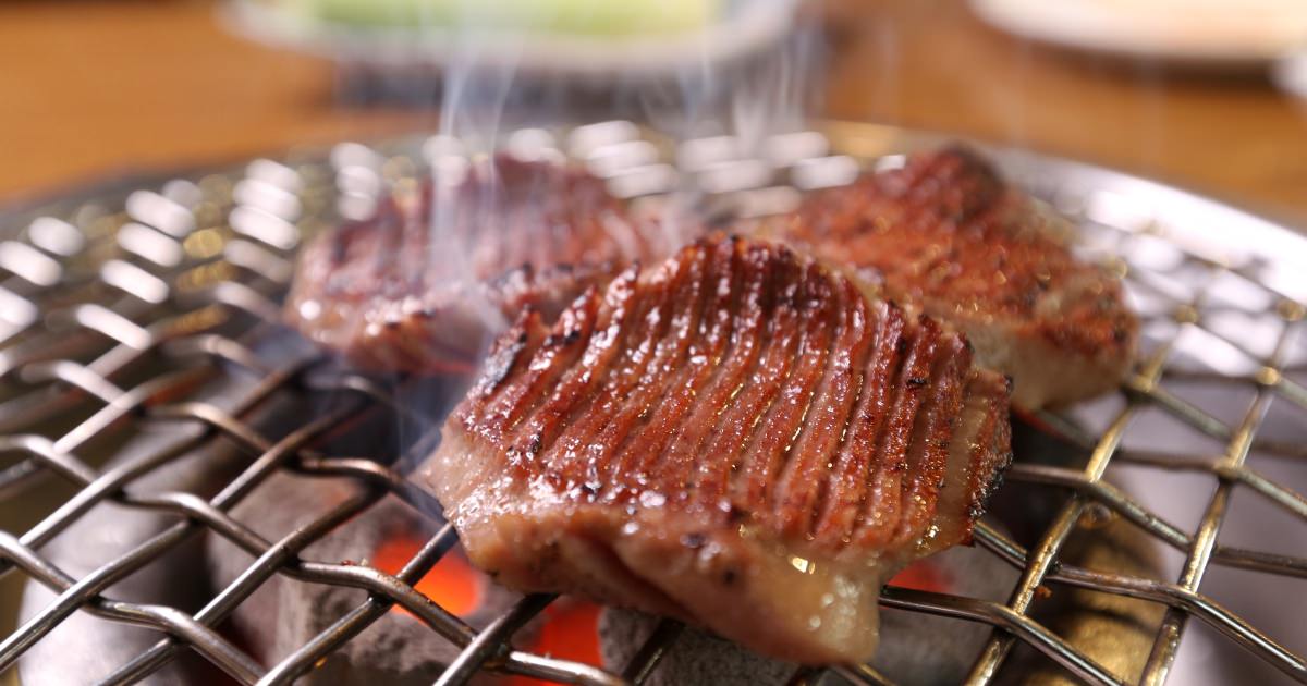 赤坂屋日式燒肉 台灣第一家燒肉店 用碳火烤好肉 嚴選日本和牛 必點厚切牛舌 簑衣無骨牛小排