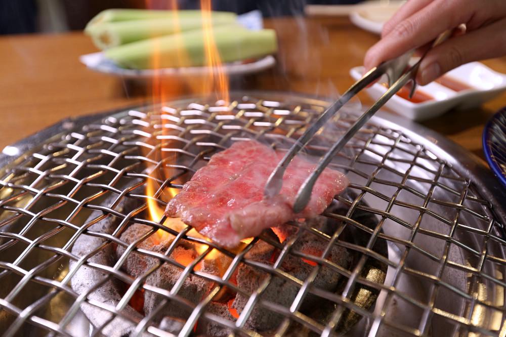 赤坂屋日式燒肉 台灣第一家燒肉店 用碳火烤好肉 嚴選日本和牛 必點厚切牛舌 簑衣無骨牛小排