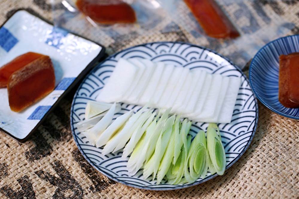 漁夫鮮撈 一口包野生烏魚子 又油又香撕開就可以吃超方便 慶新年買千送百喔！