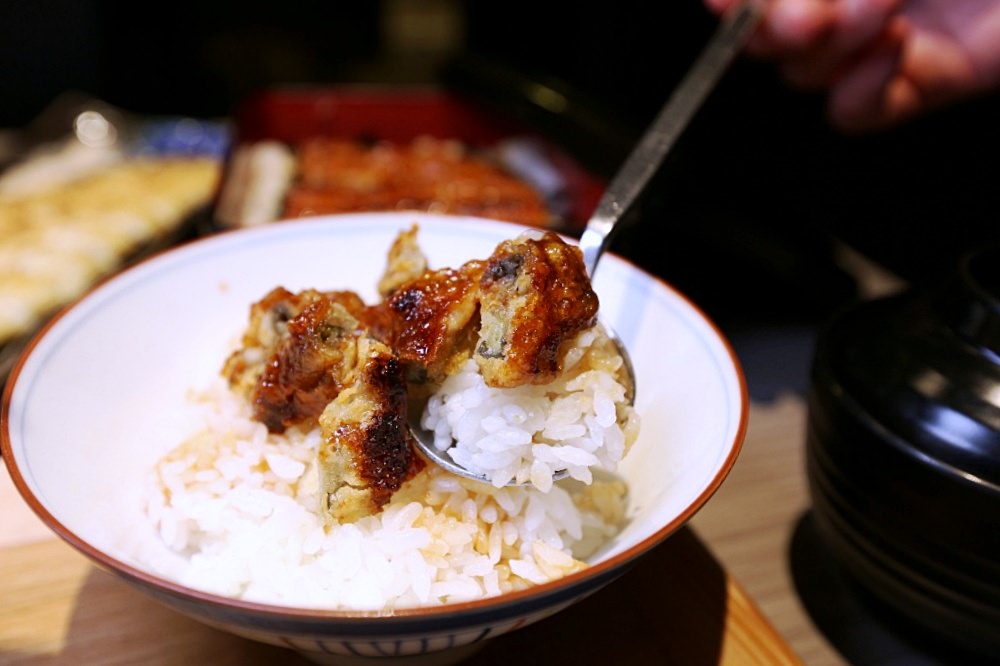 台中新光三越美食 劍持屋 招牌鰻魚飯手工拔刺 蒲燒鬆軟 白燒清爽 你喜歡那種口味？