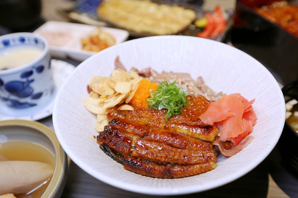 台中新光三越美食 劍持屋 招牌鰻魚飯手工拔刺 蒲燒鬆軟 白燒清爽 你喜歡那種口味？