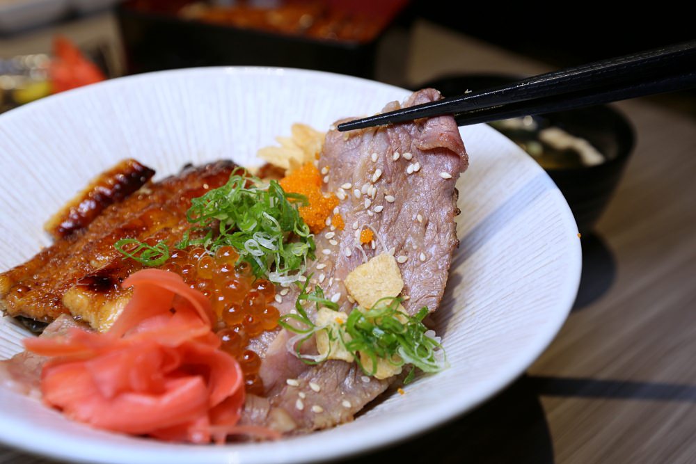 台中新光三越美食 劍持屋 招牌鰻魚飯手工拔刺 蒲燒鬆軟 白燒清爽 你喜歡那種口味？