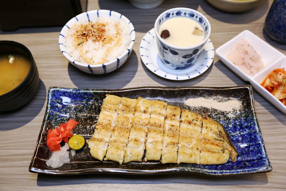 台中新光三越美食 劍持屋 招牌鰻魚飯手工拔刺 蒲燒鬆軟 白燒清爽 你喜歡那種口味？