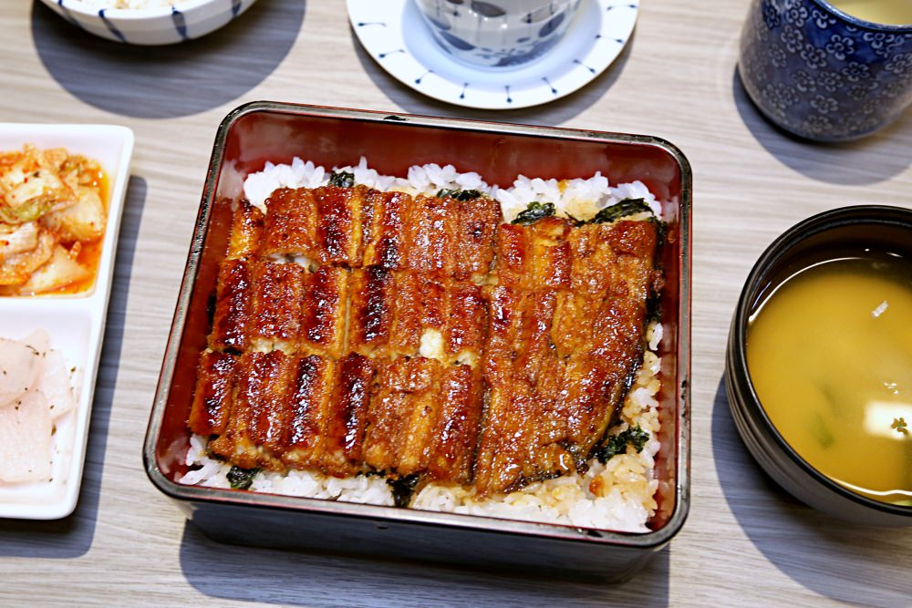 台中新光三越美食 劍持屋 招牌鰻魚飯手工拔刺 蒲燒鬆軟 白燒清爽 你喜歡那種口味？