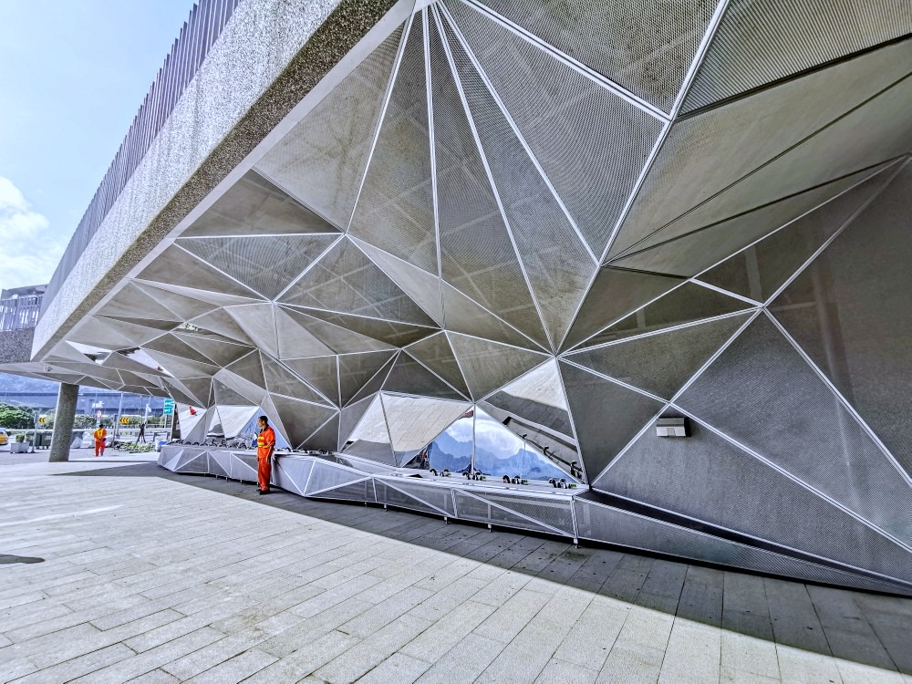 高速公路蘇澳服務區 建物宛若大船入港 有六星級廁所 親子區和臨時辦公桌 國道5號銜接蘇花改的最大休息站