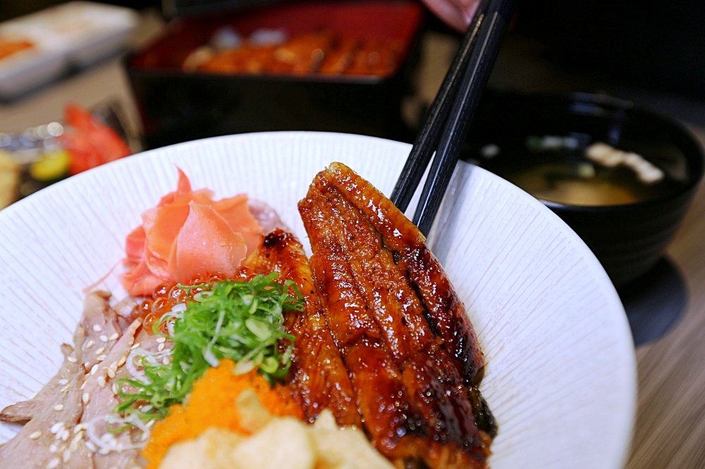 台中新光三越美食 劍持屋 招牌鰻魚飯手工拔刺 蒲燒鬆軟 白燒清爽 你喜歡那種口味？