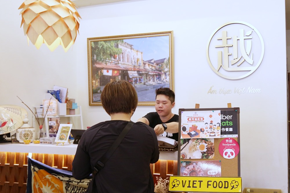 台中大里火鍋推薦 越好吃越南料理 越南火鍋竟然是鐵帽子造型 把食材都推進鍋裡就對了！