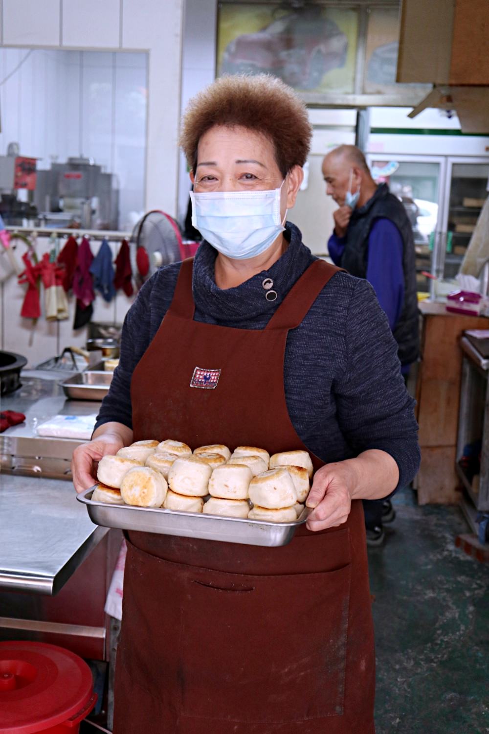 旦旦煎包 | 台中南屯20年老店 高麗菜煎包12元 皮薄餡滿甜脆又多汁