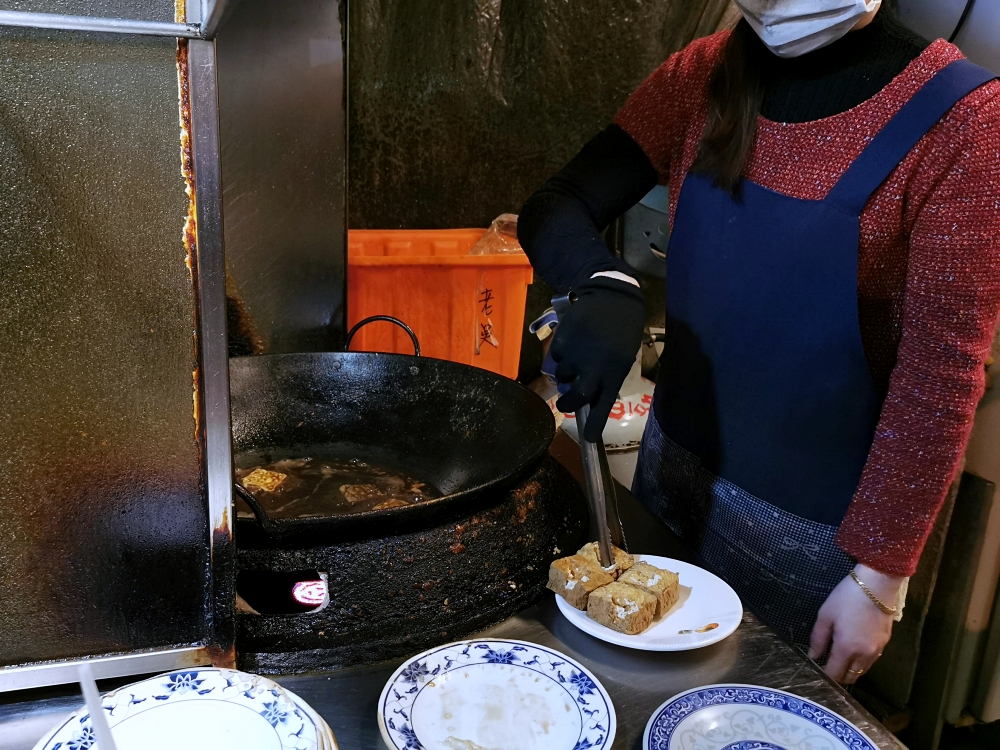 台中臭豆腐 40年老店 老吳臭豆腐 泡菜和小黃瓜給的好大方！