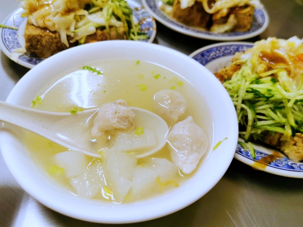 台中臭豆腐 40年老店 老吳臭豆腐 泡菜和小黃瓜給的好大方！