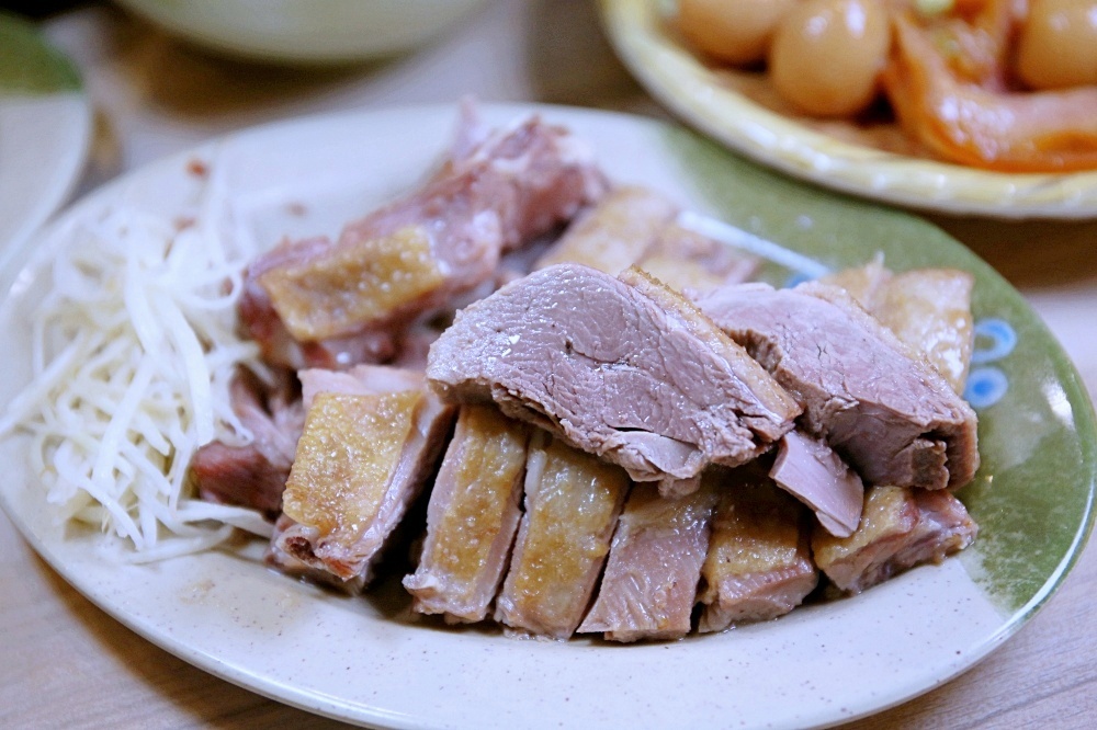 沖鴨職人手作鴨肉料理 當歸鴨肉麵線有6~7塊鴨肉好過癮 綜合小菜$50竟然有煙燻豬頭皮太超值