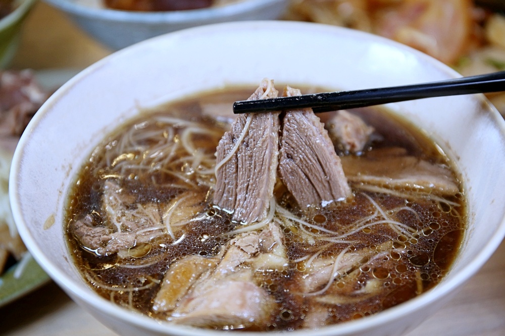 沖鴨職人手作鴨肉料理 當歸鴨肉麵線有6~7塊鴨肉好過癮 綜合小菜$50竟然有煙燻豬頭皮太超值