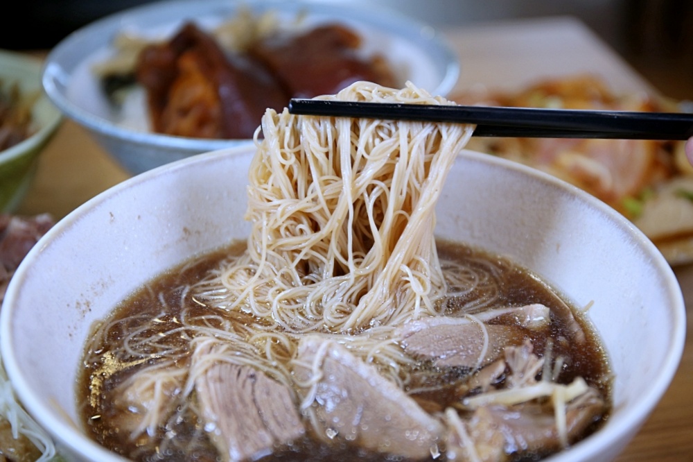 沖鴨職人手作鴨肉料理 當歸鴨肉麵線有6~7塊鴨肉好過癮 綜合小菜$50竟然有煙燻豬頭皮太超值