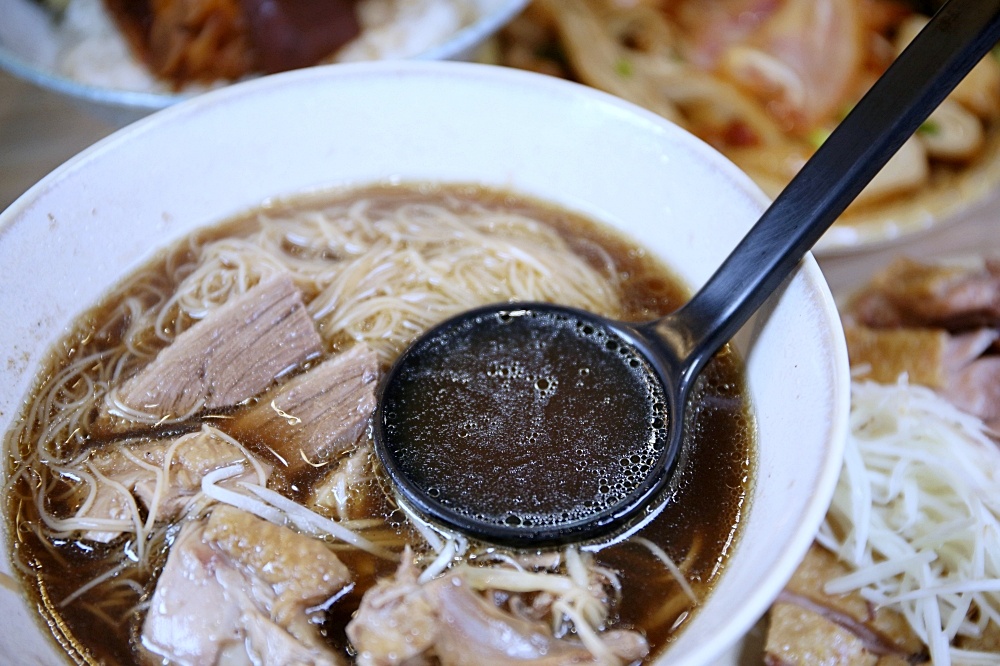 沖鴨職人手作鴨肉料理 當歸鴨肉麵線有6~7塊鴨肉好過癮 綜合小菜$50竟然有煙燻豬頭皮太超值