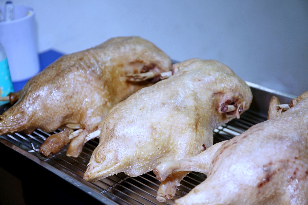 沖鴨職人手作鴨肉料理 當歸鴨肉麵線有6~7塊鴨肉好過癮 綜合小菜$50竟然有煙燻豬頭皮太超值