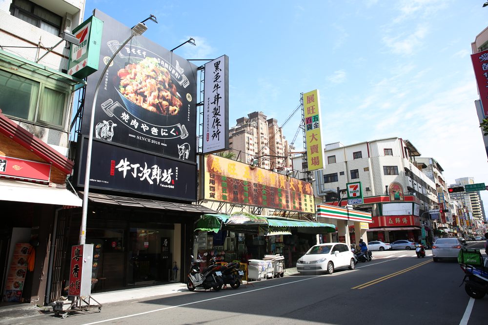 牛丁次郎坊 北屯支店 平價爆量肉山丼出新菜 雞白湯+飲料無限暢飲