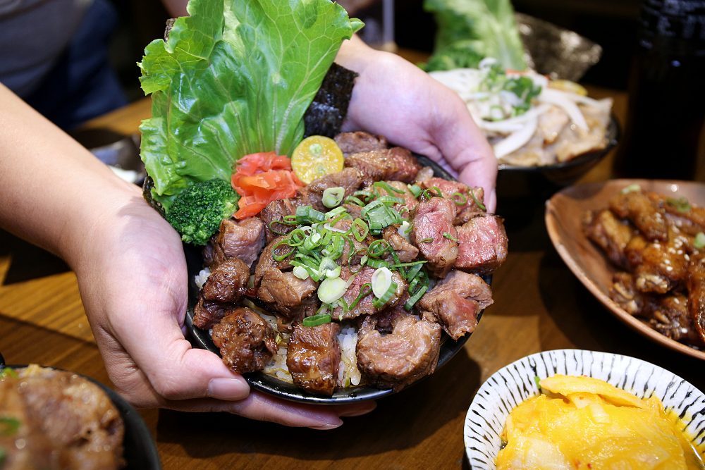 牛丁次郎坊 北屯支店 平價爆量肉山丼出新菜 雞白湯+飲料無限暢飲