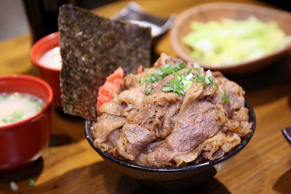 牛丁次郎坊 北屯支店 平價爆量肉山丼出新菜 雞白湯+飲料無限暢飲