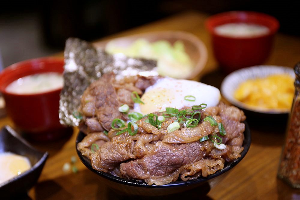 牛丁次郎坊 北屯支店 平價爆量肉山丼出新菜 雞白湯+飲料無限暢飲