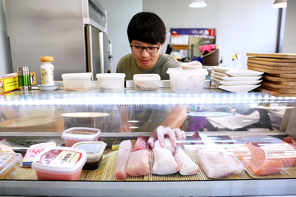 鮨壽司 有小花園的日式料理店 味噌湯和白飯都免費續加 湯料有附蔥花魚肉想吃多少自己加