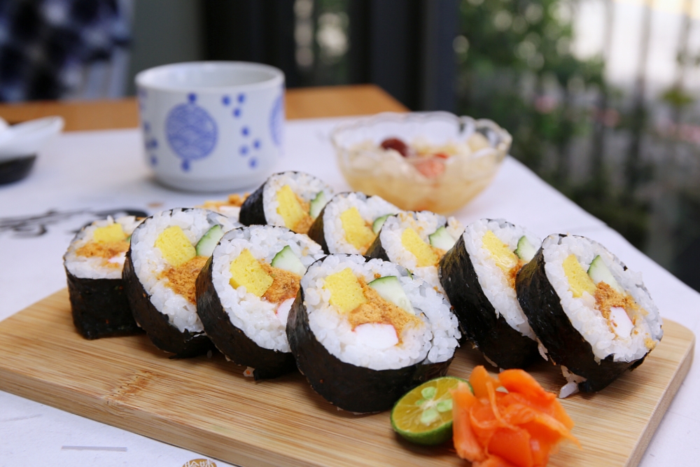 鮨壽司 有小花園的日式料理店 味噌湯和白飯都免費續加 湯料有附蔥花魚肉想吃多少自己加