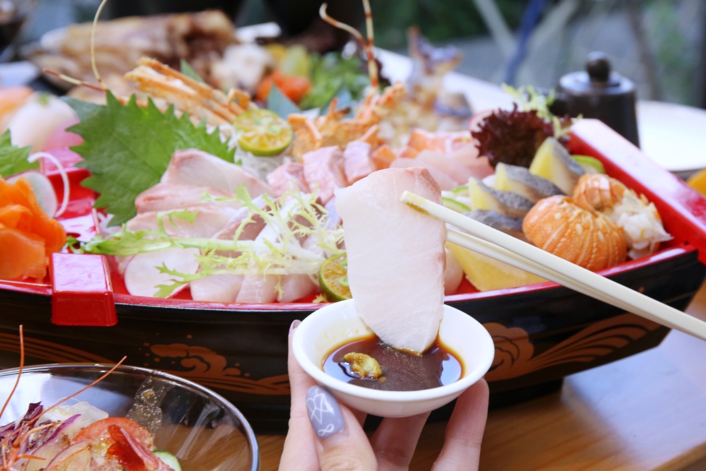 鮨壽司 有小花園的日式料理店 味噌湯和白飯都免費續加 湯料有附蔥花魚肉想吃多少自己加