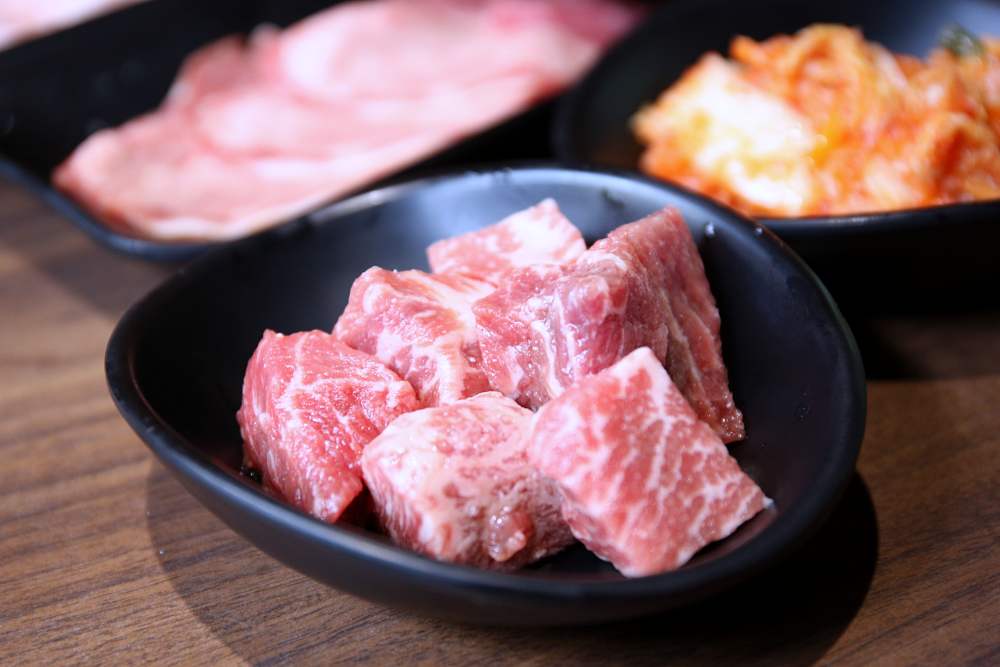 沙鹿炭火燒肉工房 霜降、牛舌、牛小排約80種肉類海鮮吃到飽 霜降老饕牛小排