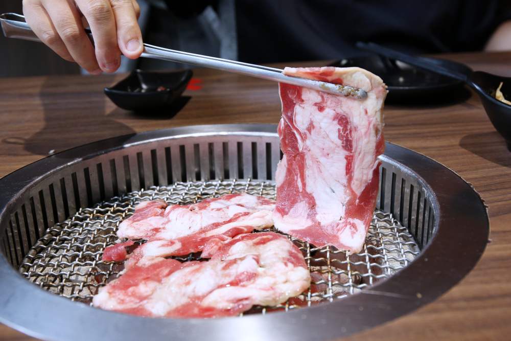 沙鹿炭火燒肉工房 霜降、牛舌、牛小排約80種肉類海鮮吃到飽 霜降老饕牛小排