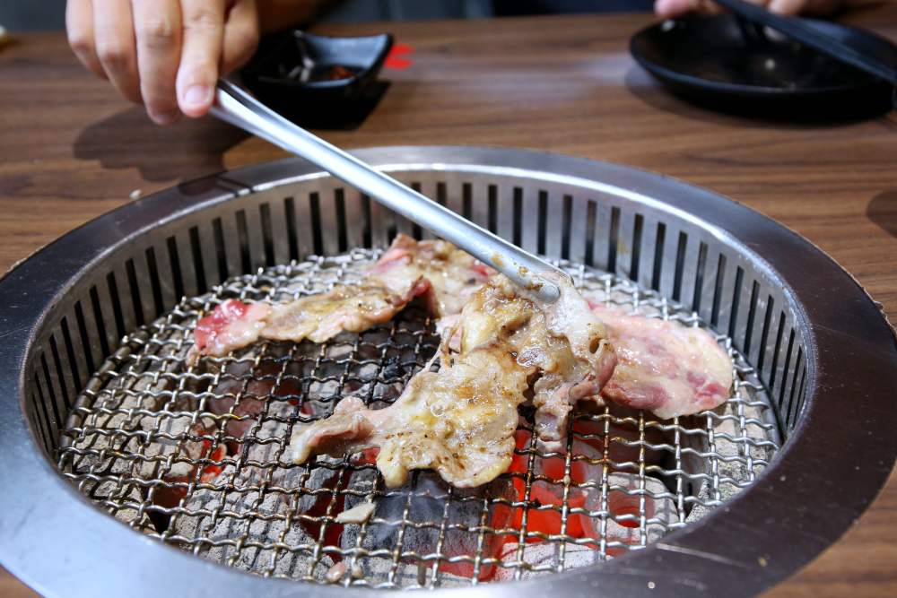 沙鹿炭火燒肉工房 霜降、牛舌、牛小排約80種肉類海鮮吃到飽 霜降老饕牛小排