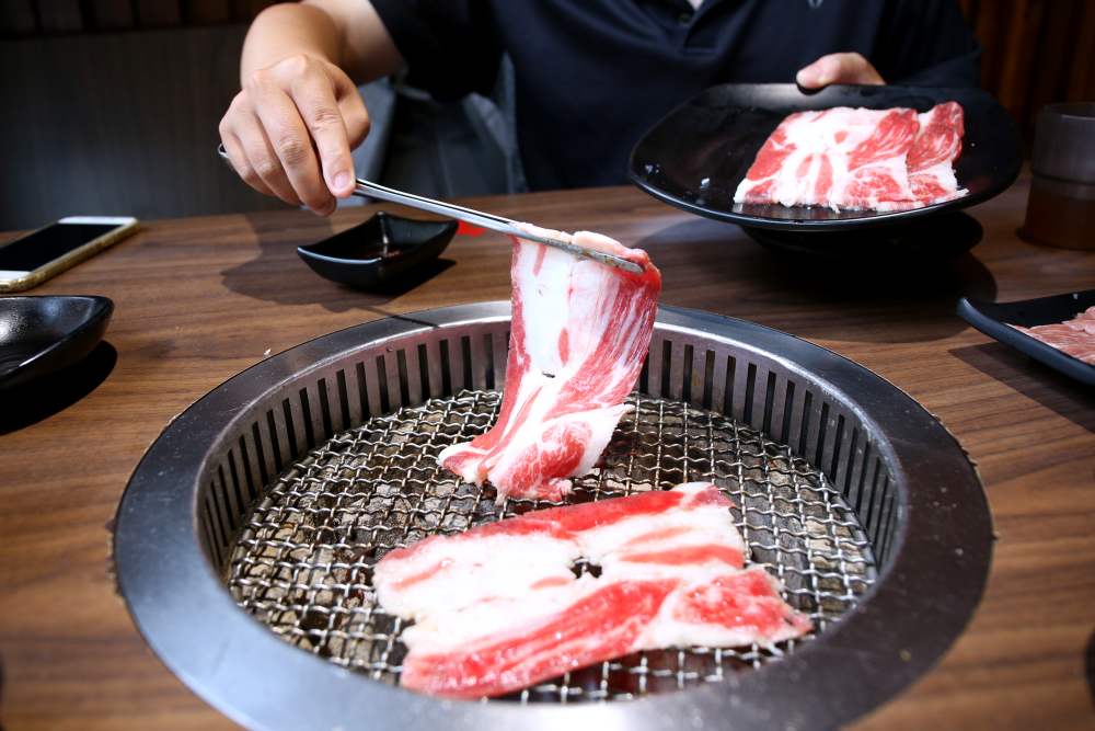 沙鹿炭火燒肉工房 霜降、牛舌、牛小排約80種肉類海鮮吃到飽 霜降老饕牛小排