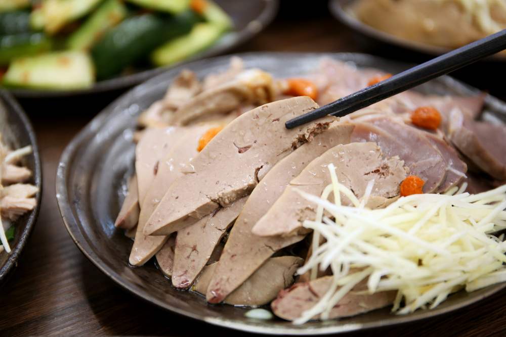 無骨鵝肉切盤好鮮甜 特製香濃鵝汁好下飯 還有鵝內臟、開胃涼菜 華暘香鵝肉飯專賣