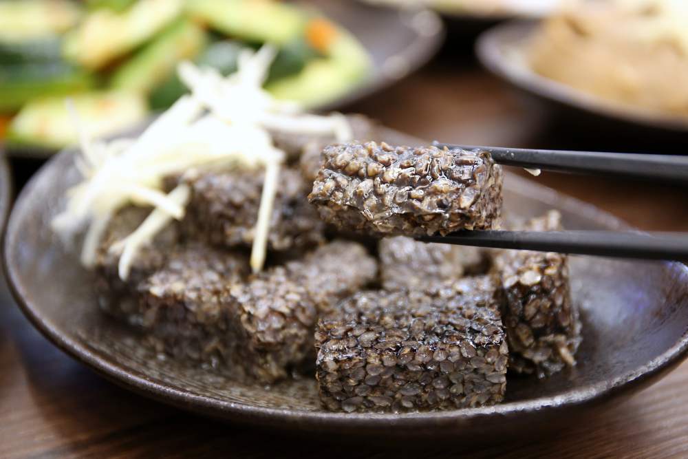 無骨鵝肉切盤好鮮甜 特製香濃鵝汁好下飯 還有鵝內臟、開胃涼菜 華暘香鵝肉飯專賣