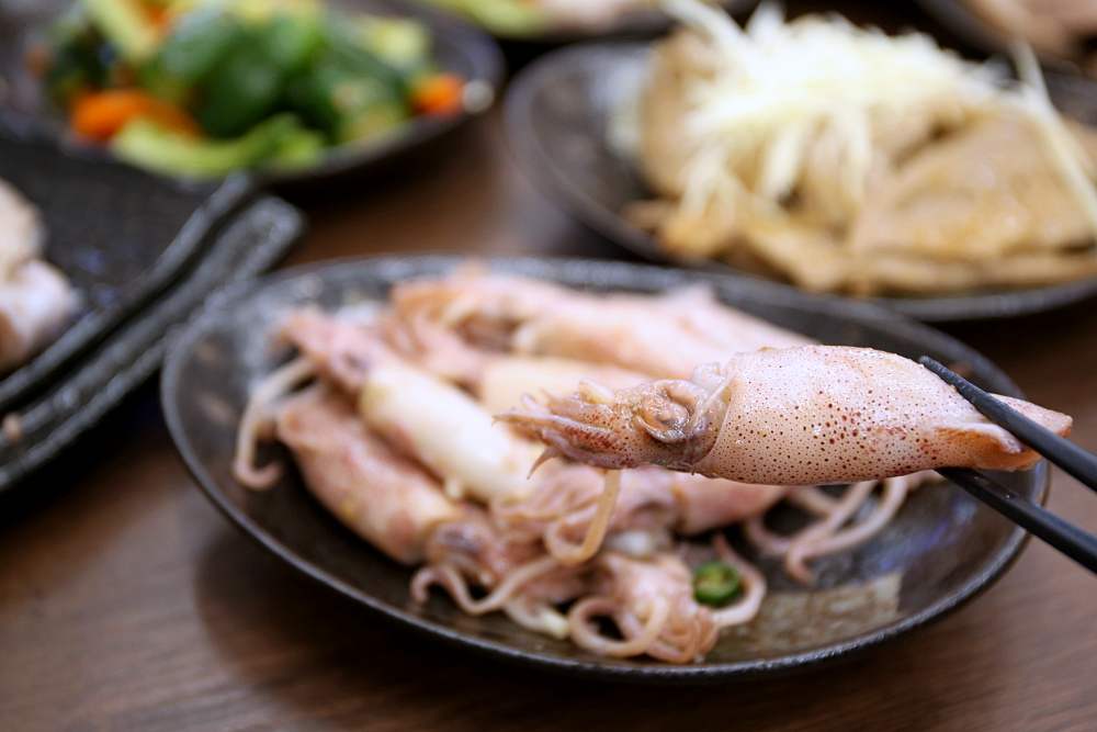 無骨鵝肉切盤好鮮甜 特製香濃鵝汁好下飯 還有鵝內臟、開胃涼菜 華暘香鵝肉飯專賣