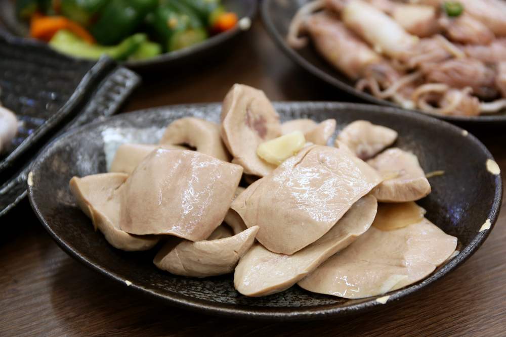 無骨鵝肉切盤好鮮甜 特製香濃鵝汁好下飯 還有鵝內臟、開胃涼菜 華暘香鵝肉飯專賣