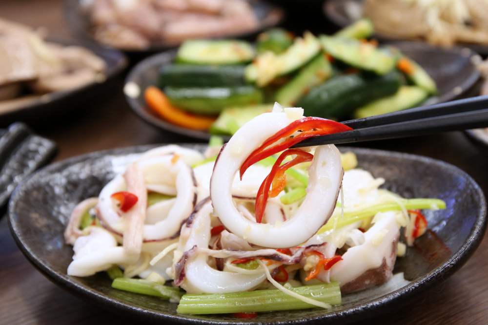 無骨鵝肉切盤好鮮甜 特製香濃鵝汁好下飯 還有鵝內臟、開胃涼菜 華暘香鵝肉飯專賣